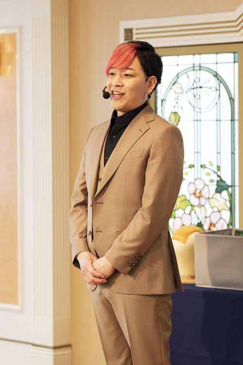 ステージで挨拶をするマジシャンのミタマさん