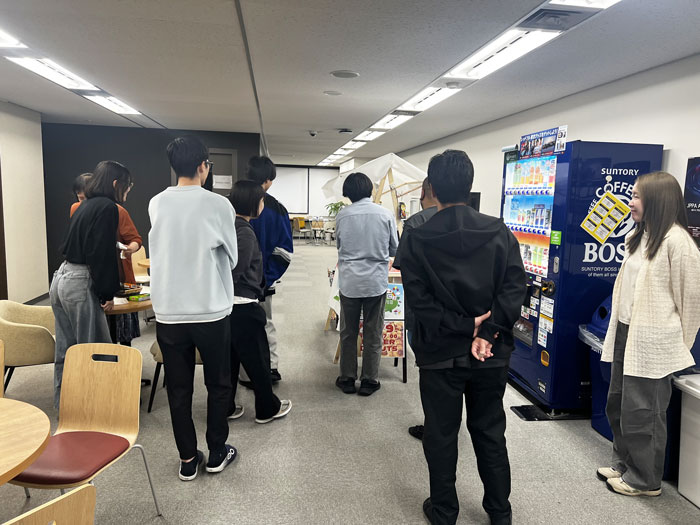 ドーナツの販売に続々集まったスタッフとお客様