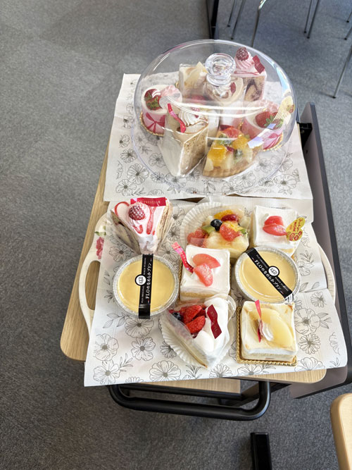 ケーキに入れられたFLO PRESTIGEのケーキ
