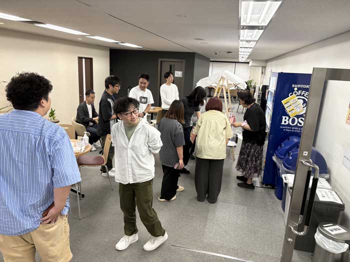 イベント会場に集まった従業員