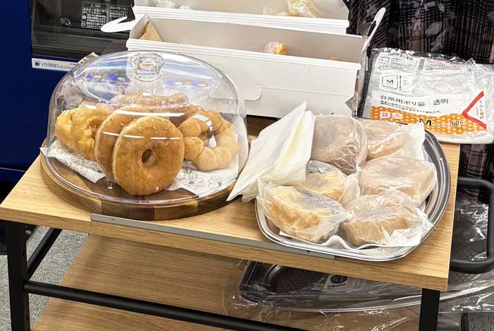 店頭に並べられた沢山のドーナツ