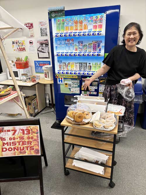 イベント会場の社長夫人と目玉商品のドーナツ