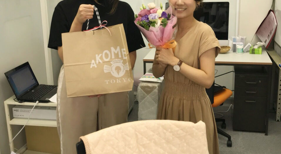 退職されるスタッフと社員