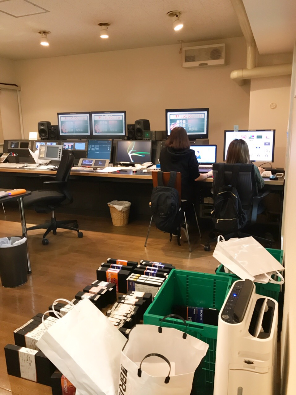 編集作業をする社員