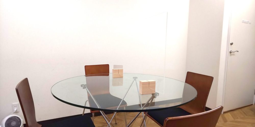 MJのアクリル版を設置した７階フリースペース