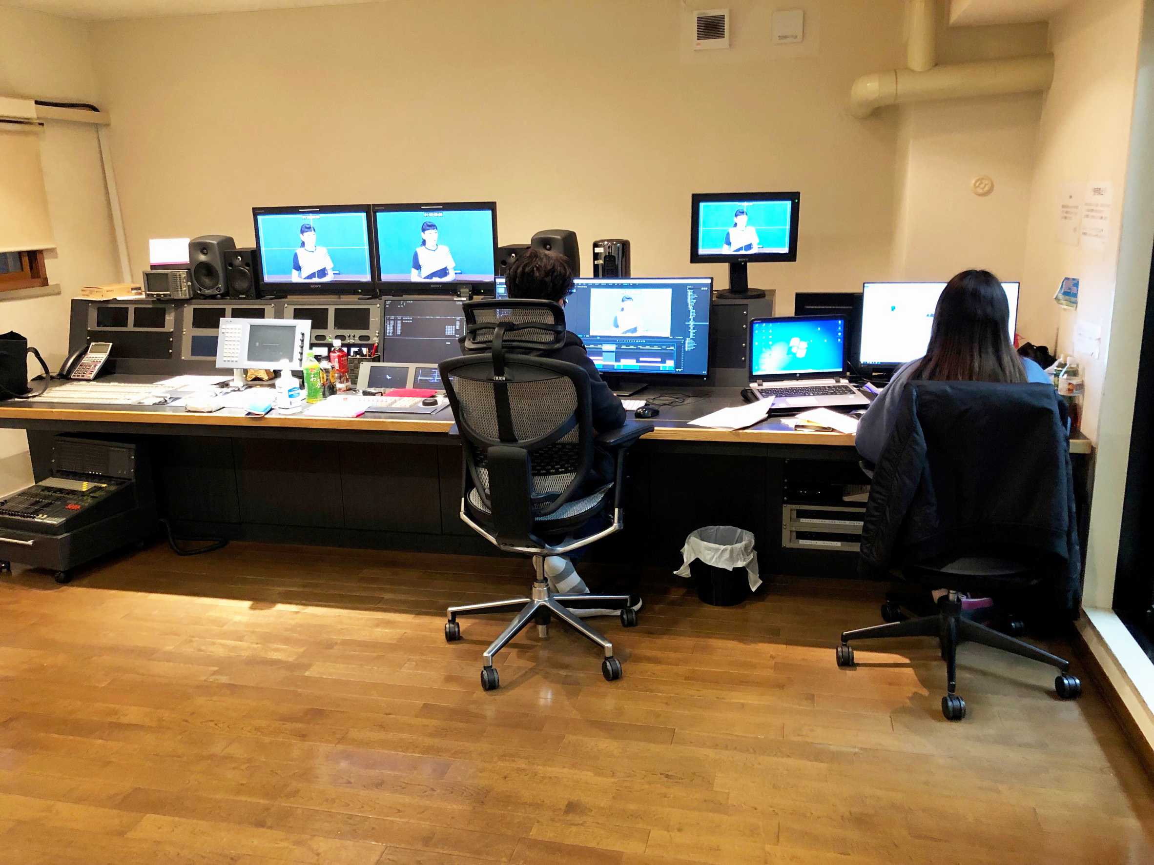 編集室で作業をする社員