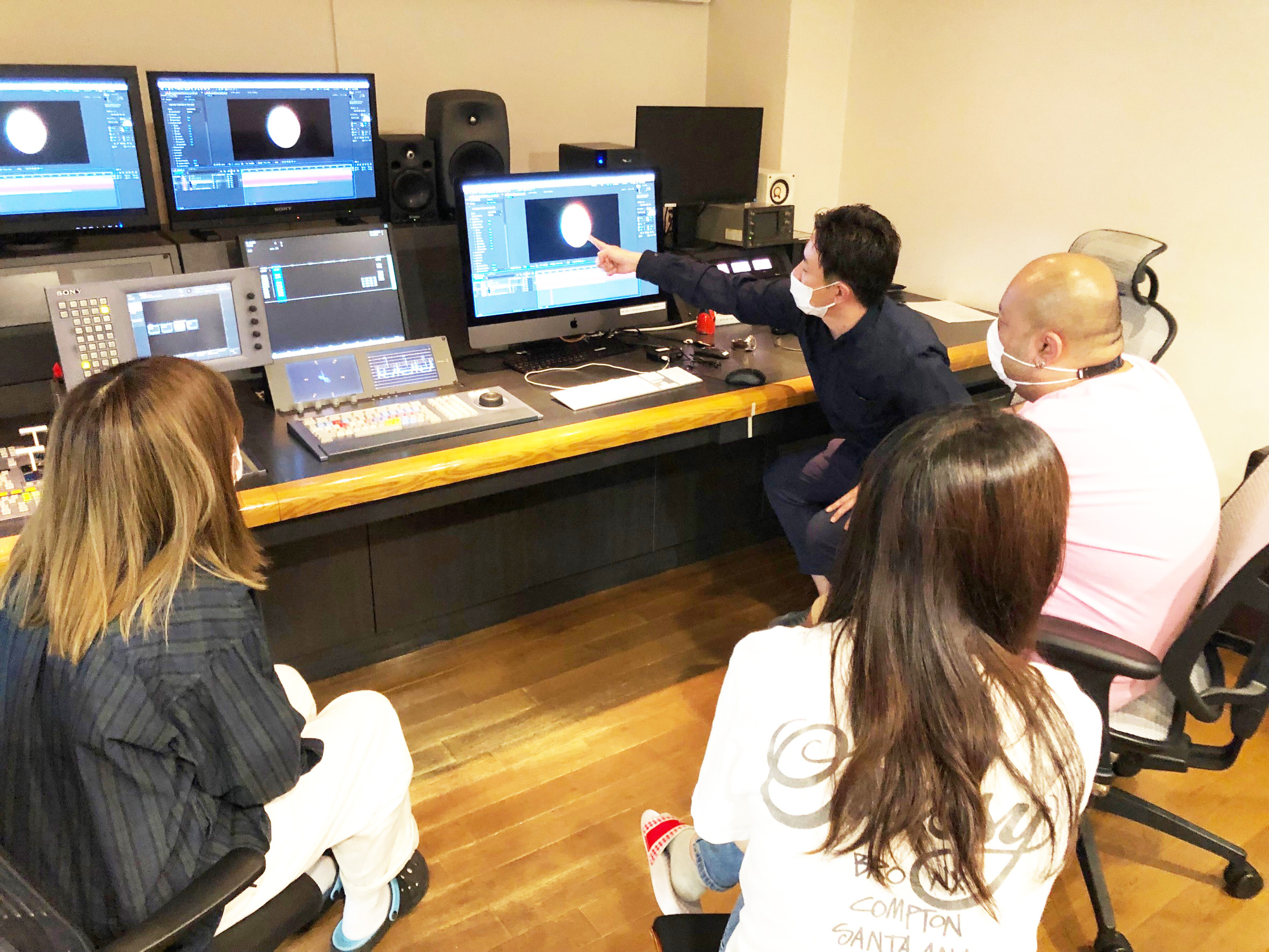 山内さんの講評を聞くスタッフ一同