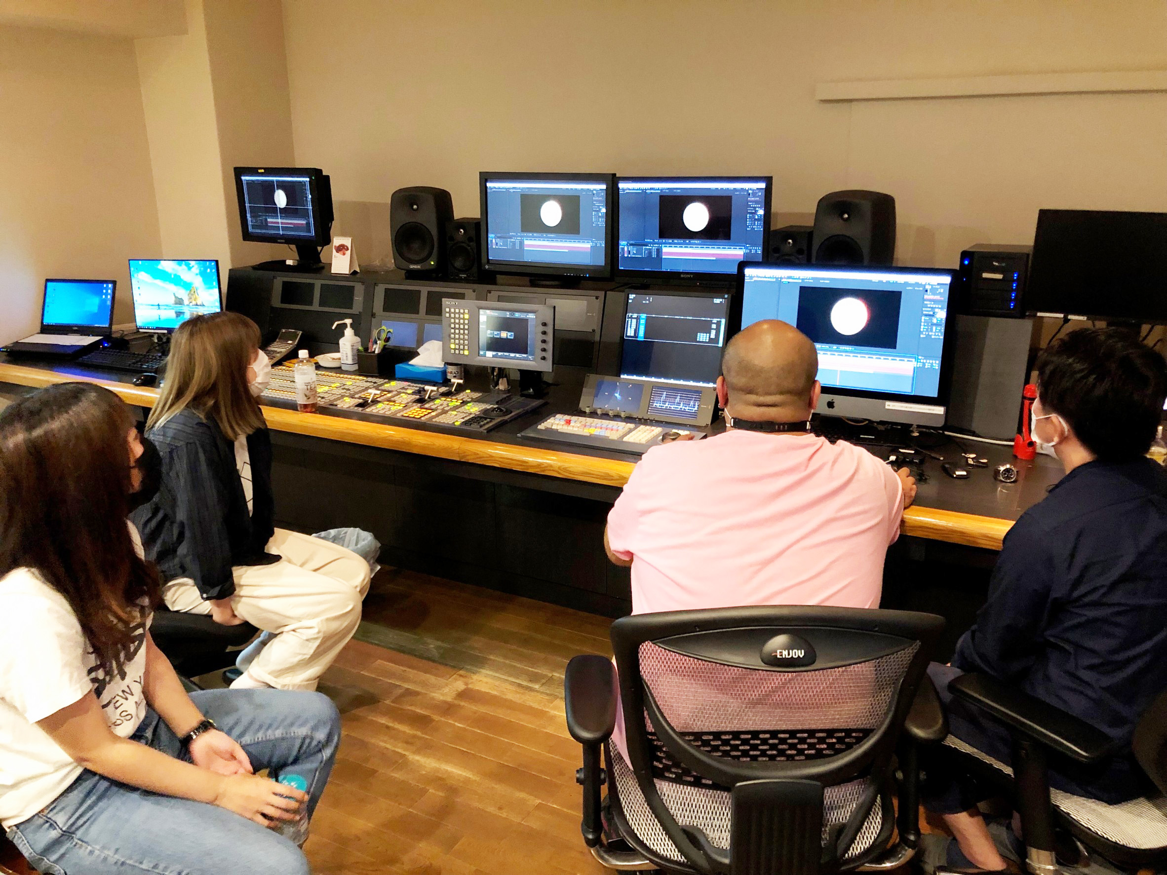 山内さんの講評を聞くスタッフ