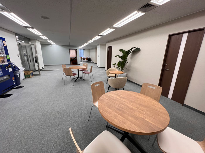 エムジェイ館内のロビー