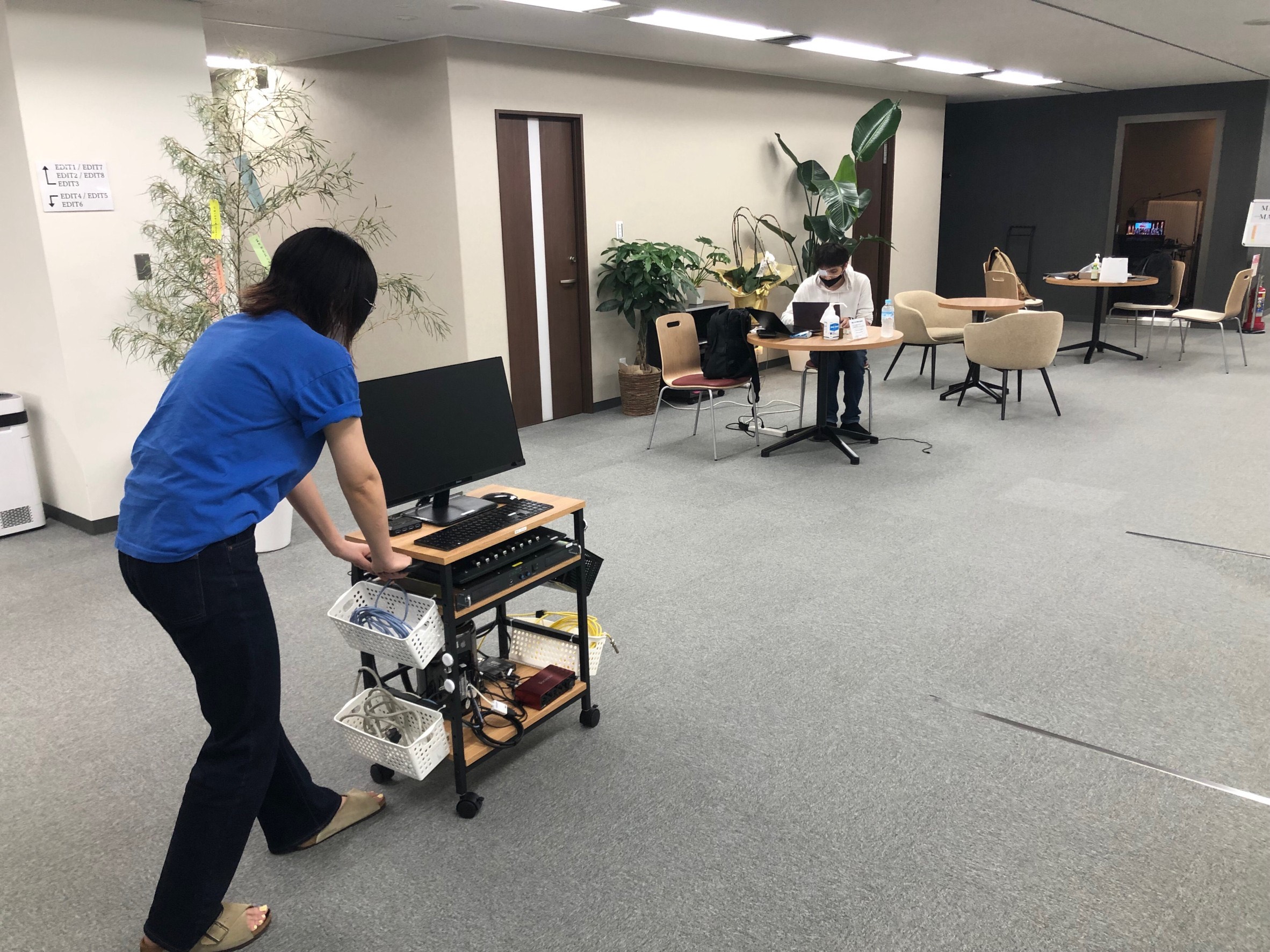 どこでもMAシステムを運ぶスタッフ