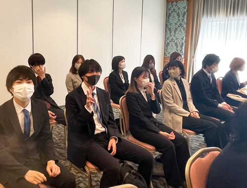 入社式に出席したMJの社員