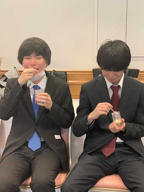 アイスクリームを食べる社員の飯野さんと峯岸さん