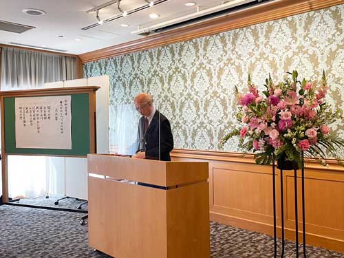 入社式の挨拶をする森田社長