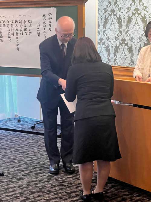 辞令を受ける新入生社員