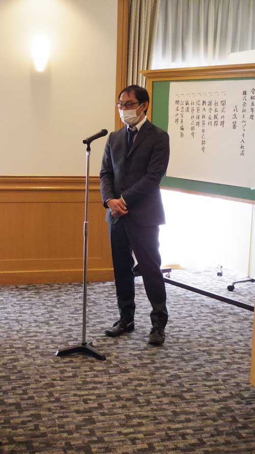 お祝いの言葉を話す丸山さん