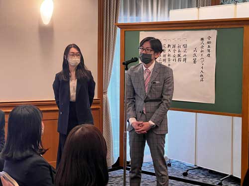 お祝いの言葉を話す熊坂部長