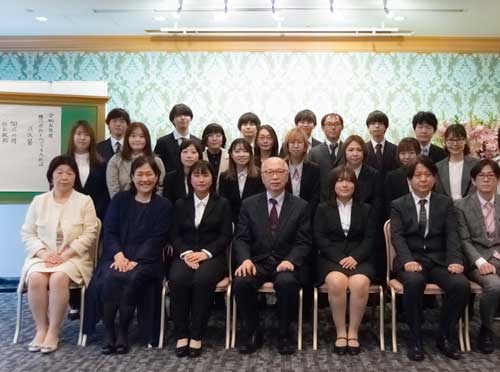 入社式の集合写真