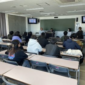 会社説明会で案内をする社員