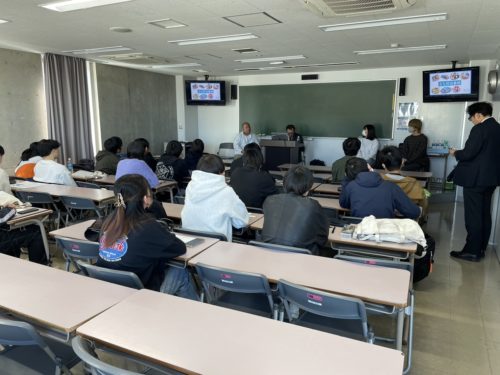 会社説明会で案内をする社員