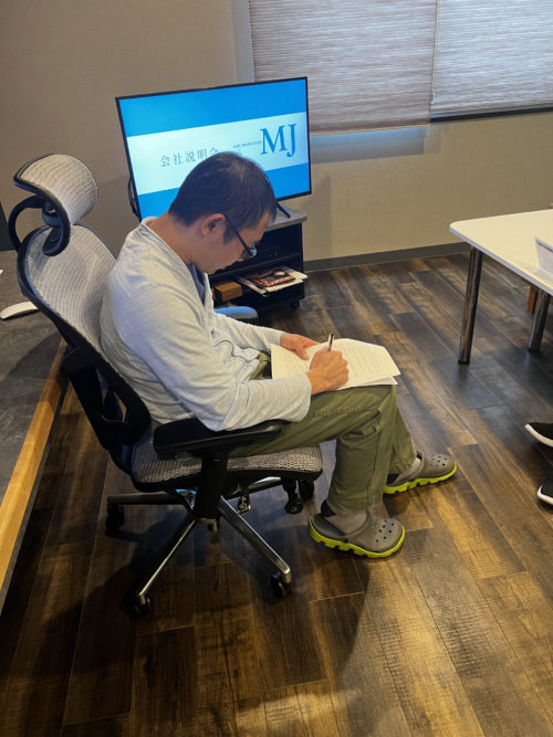 会社説明会の打合せをするリーダー