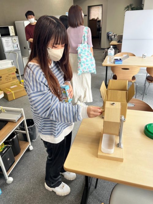 福引きをする社員