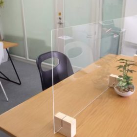 アクリル板を設置したフリースペース