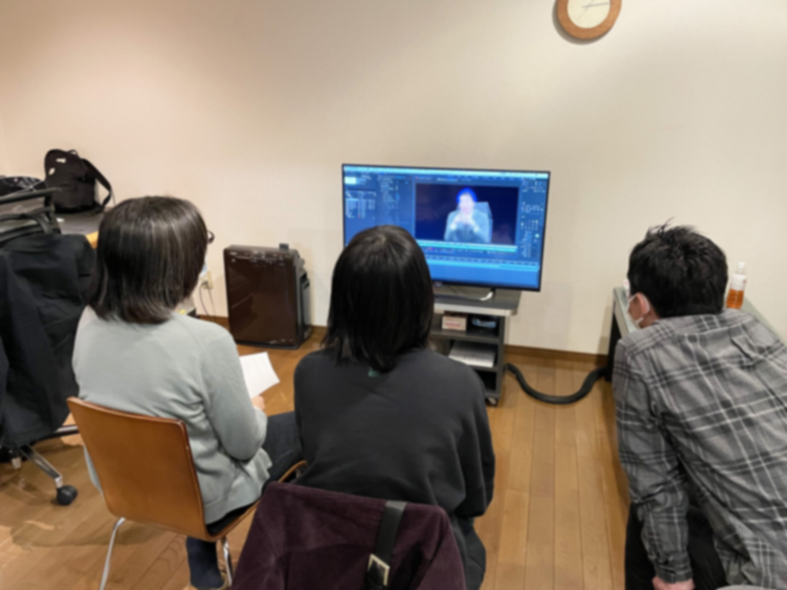 講習中のディスプレイを見つめる技術者達