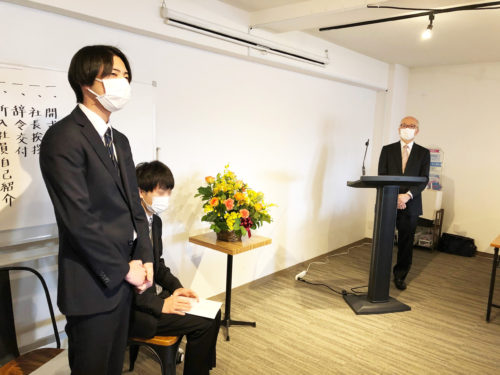 挨拶をする曽根さん