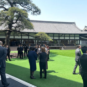 明治記念館のお庭を散策する社員達