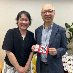 残り０日になっカウントダウンカレンダーをもって記念撮影