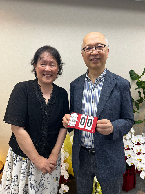 残り０日になっカウントダウンカレンダーをもって記念撮影