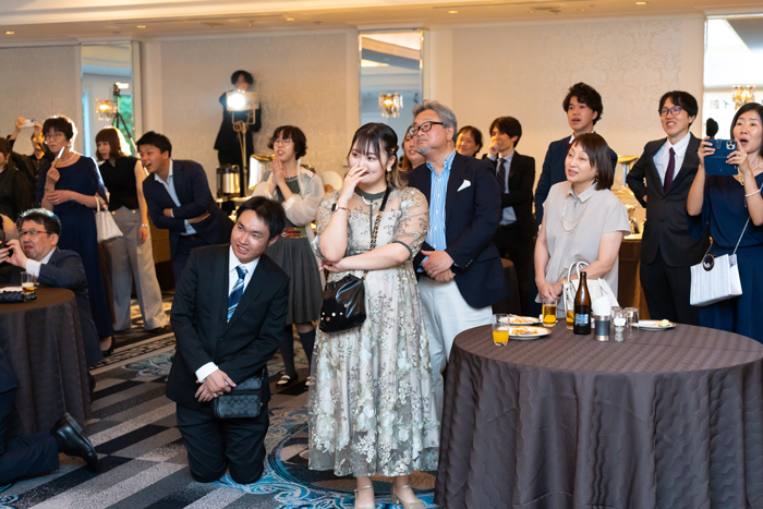 ミタマさんのマジックに驚くギャラリー