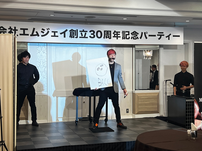 丸いイラストを描いたミタマさん