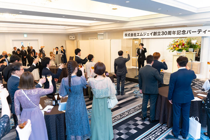 ３０周年記念パーティーの乾杯の様子