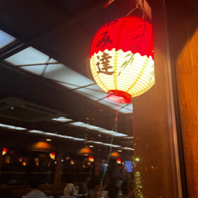 船内からみたあみ達の提灯