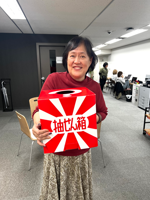 抽選箱を持つ奥様