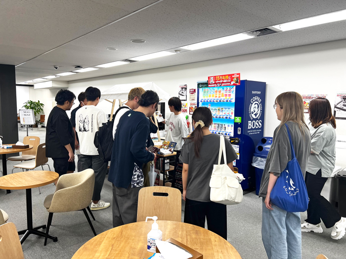 イベント会場に集まる従業員