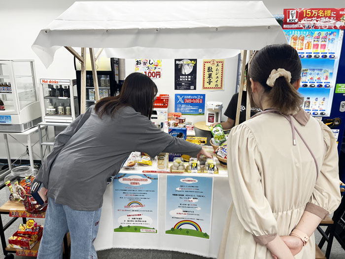 従業員が会場に続々と集まる様子