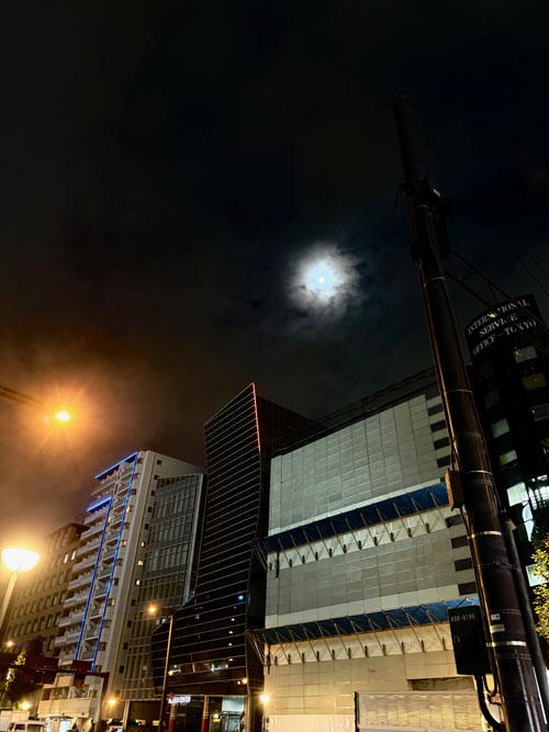ビルの屋上に見える満月