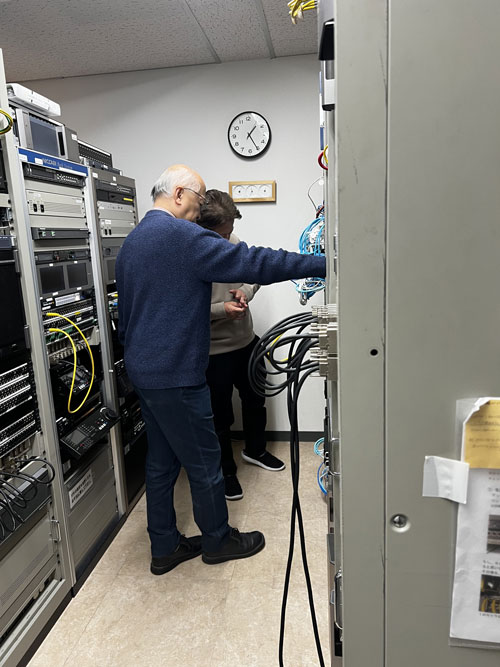 マシンルームで打ち合わせをしながら作業をする社長と副社長