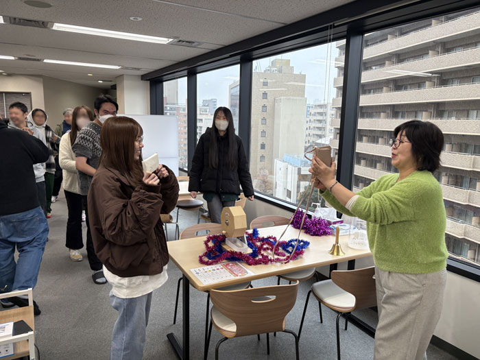 福引き大会で盛り上がる挑戦者