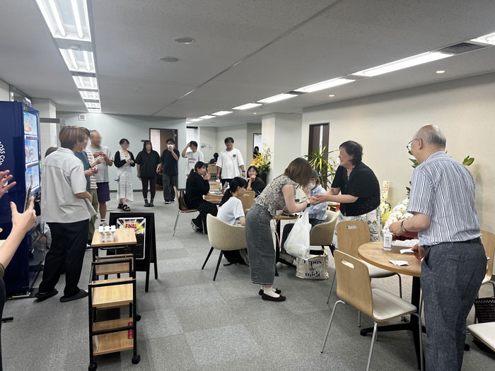 ロビーでくじ引き大会に盛り上がる参加者