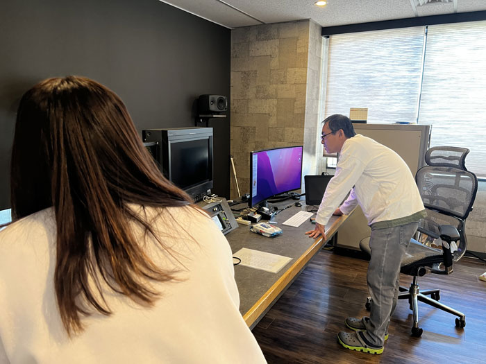 スタジオで設定作業をする社員