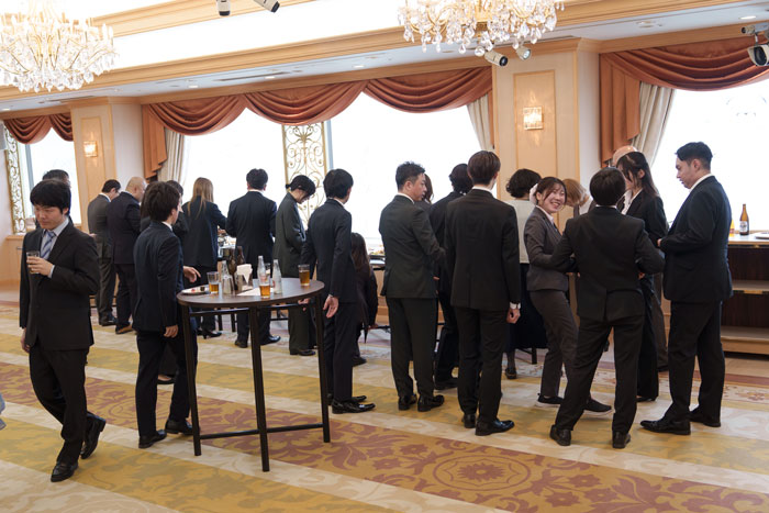 立食パーティーを楽しむ社員