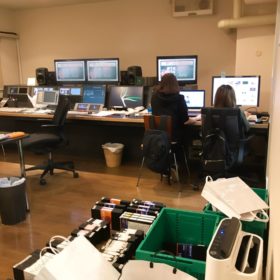 編集作業をする社員