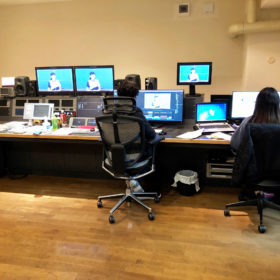 編集室で作業をする社員