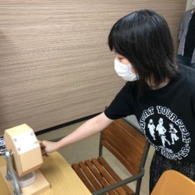 福引きをする社員