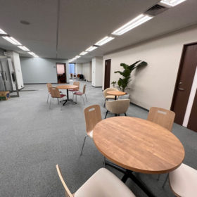 エムジェイ館内のロビー