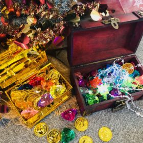 クリスマスツリーの袂の宝箱