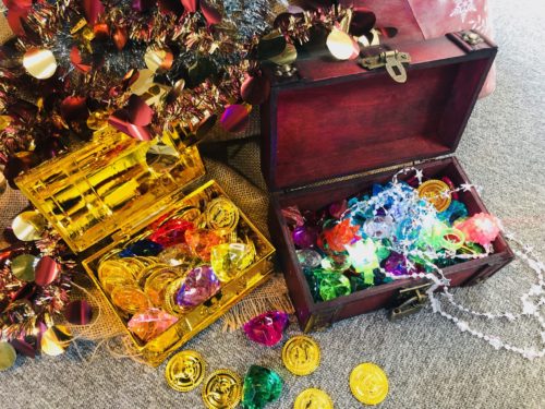 クリスマスツリーの袂の宝箱